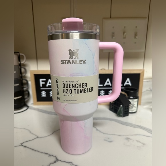 Gorgeous NWT Stanley 40oz Flowstate H20 Tumbler
Watercolor in Tulle (Pink) - Picture 7 of 11